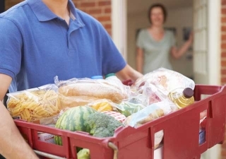 Generi alimentari e farmaci a domicilio: riparte il servizio per i cittadini in isolamento