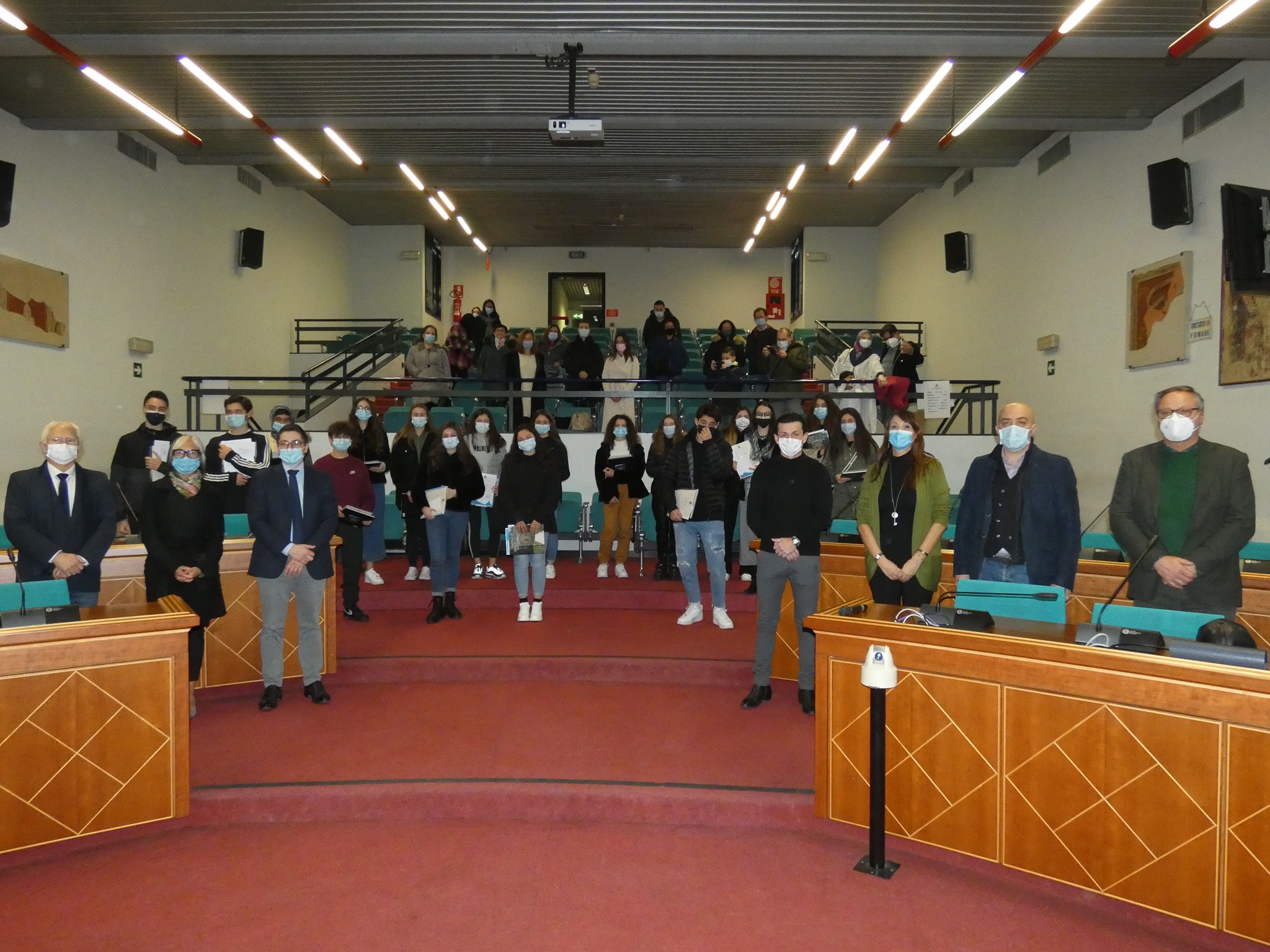 Un buono spesa da 100 euro per gli studenti licenziati e diplomati col massimo dei voti