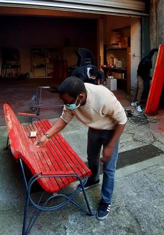 Le panchine rosse torneranno a splendere grazie ai giovani della Sorgente